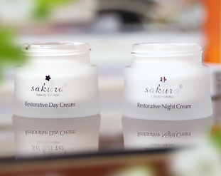 Review bộ sản phẩm dưỡng trắng phục hồi chống lão hoá da Sakura Restorative