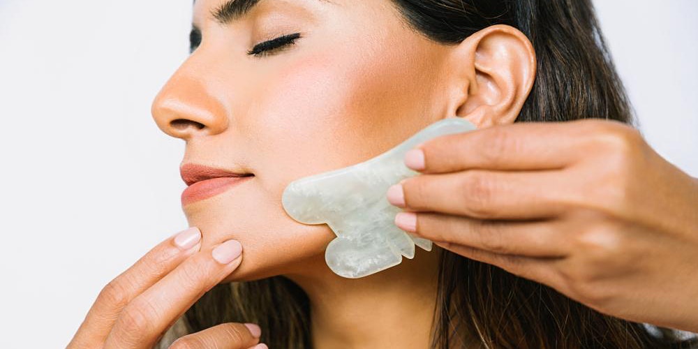 Tại sao massage Gua sha được tin rằng có thể giúp chống lão hoá?